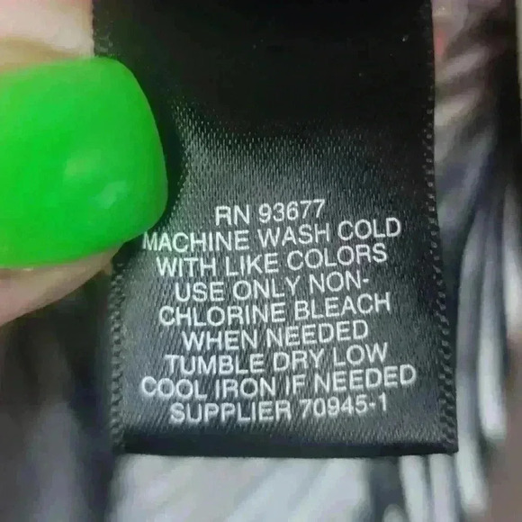 Liz Claborne Career sleevless blouse. Black and white stripes. Size medium. - Picture 4 of 6